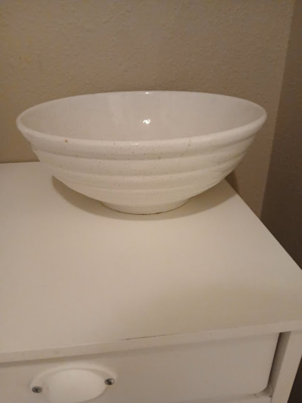 This Tre Ci hand-painted Italian ceramic speckled salad serving bowl
